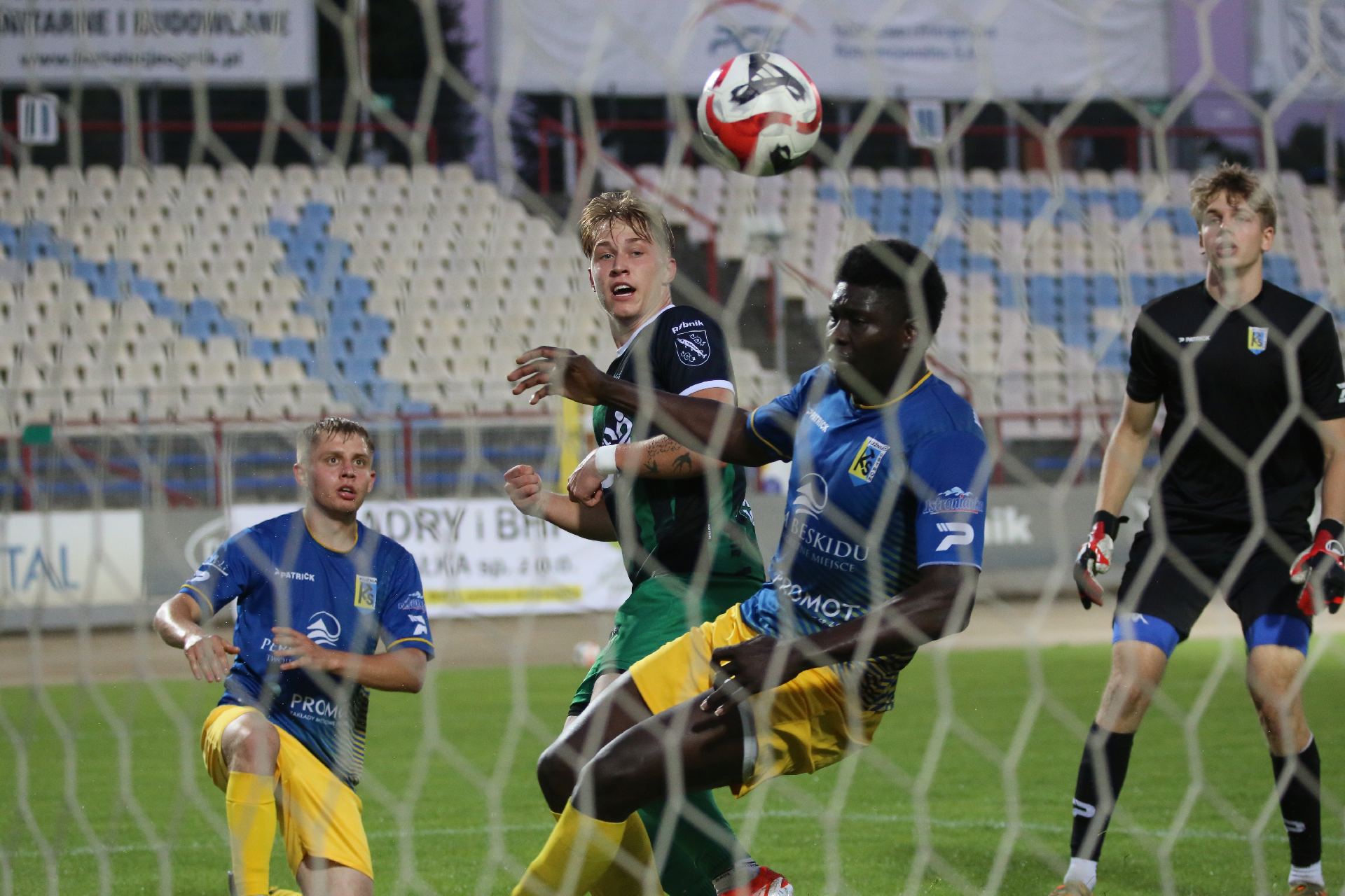 Trzecią bramkę dla ROW-u 1963 zdobył Jakub Szczepanik, po którego strzale piłka tak szczęśliwie odbiła się od interweniującego bramkarza, że lobem wpadła do bramki Zdj. Wacław Troszka