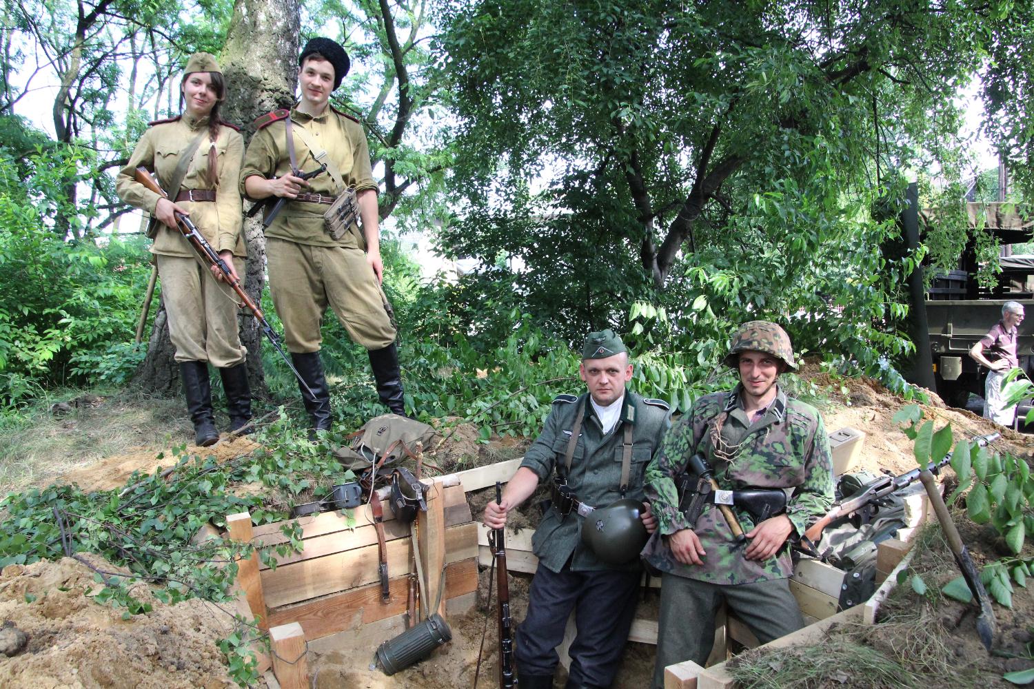 Dzień otwarty schronu Wawok z roku 2018, z udziałem grup rekonstrukcji historycznych. W okopie „Niemcy”: Remigiusz Michalik i Adam Grzegorzek. Arch. „Gazeta Rybnicka”/Sabina Horzela-Piskula