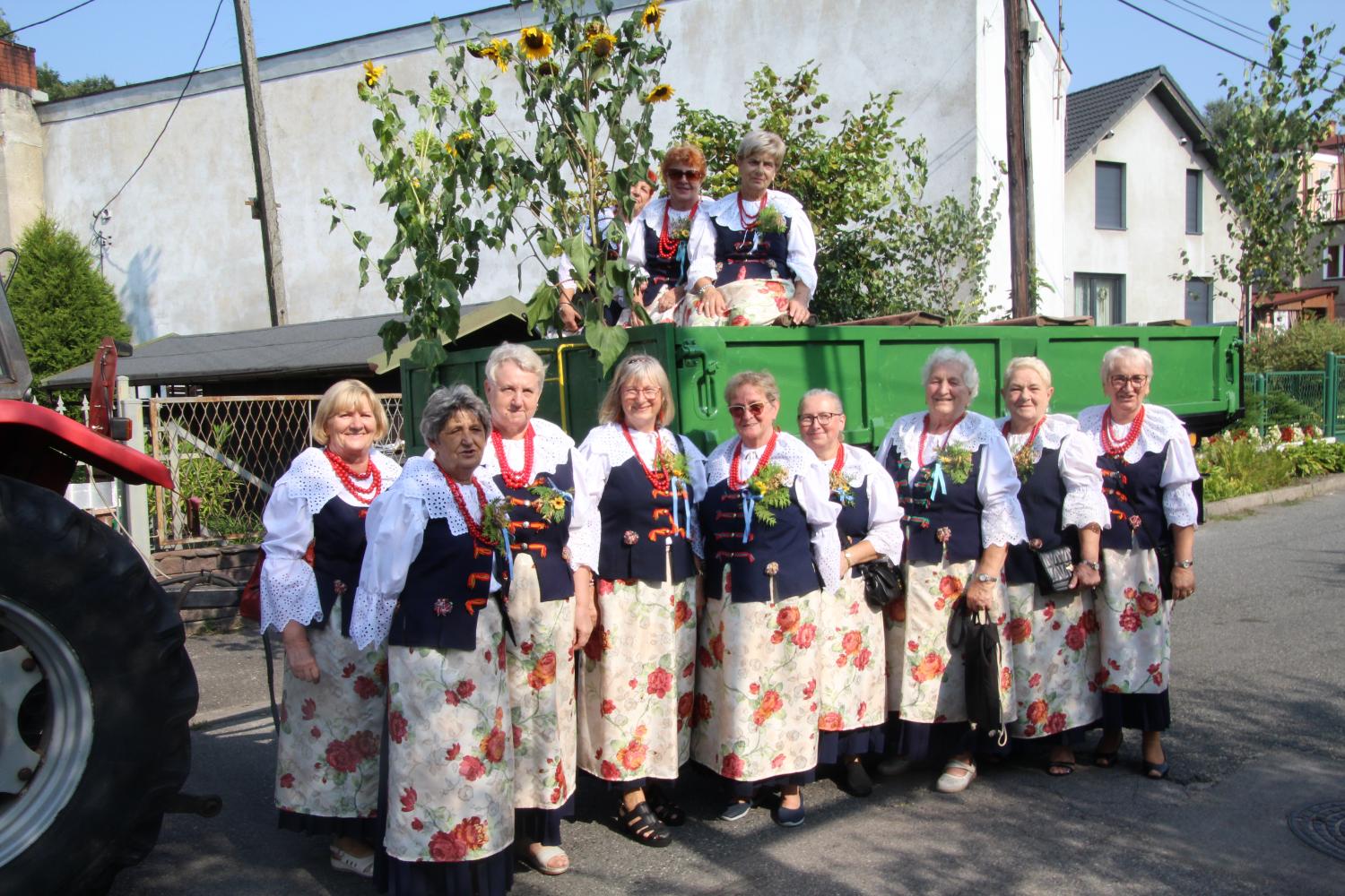 Gospodynie z Gotartowic jechały też w dożynkowym korowodzie. Zdj. (S)