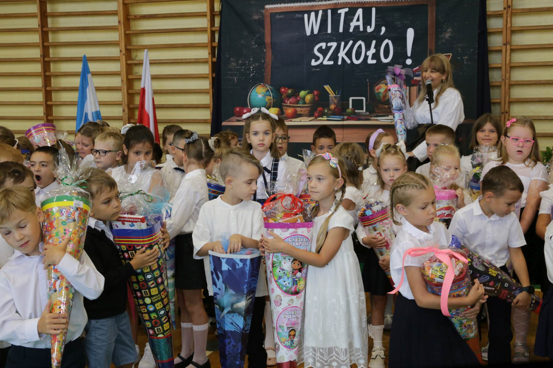 Jeszcze przed rozpoczęciem akademii inaugurującej rok szkolny pierwszoklasiści otrzymali od rodziców tradycyjne tyty Zdj. Wacław Troszka