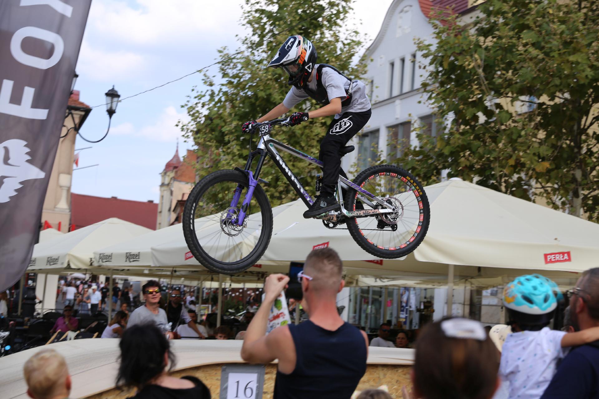 Publiczność podziwiała i oczywiście filmowała efektowne skoki rowerzystów Zdj. Wacław Troszka