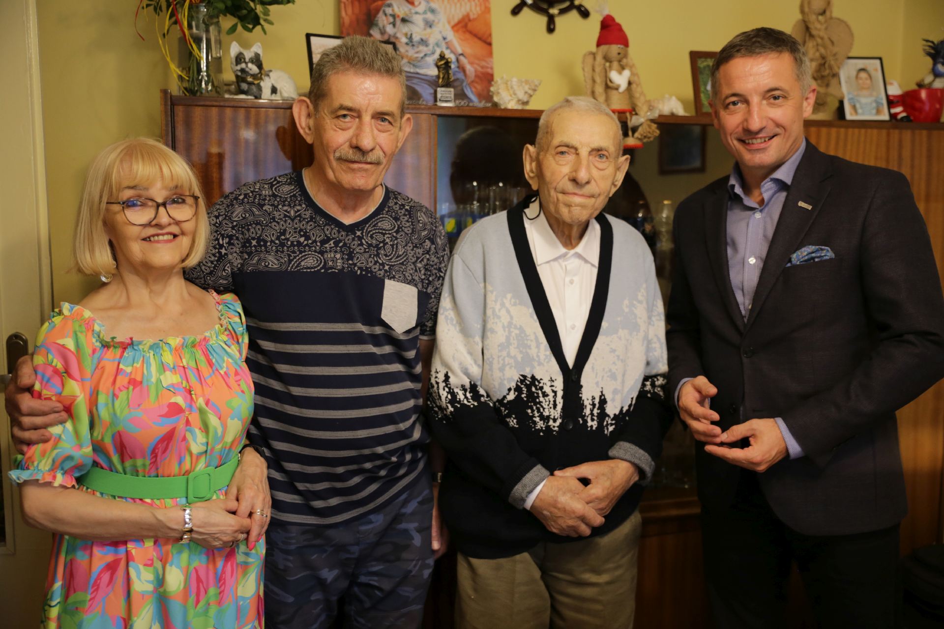 Pamiątkowa urodzinowa fotografia. Jubilat z synem Tadeuszem i synową Elżbietą  oraz prezydentem Piotrem Kuczerą Zdj. Wacław Troszka