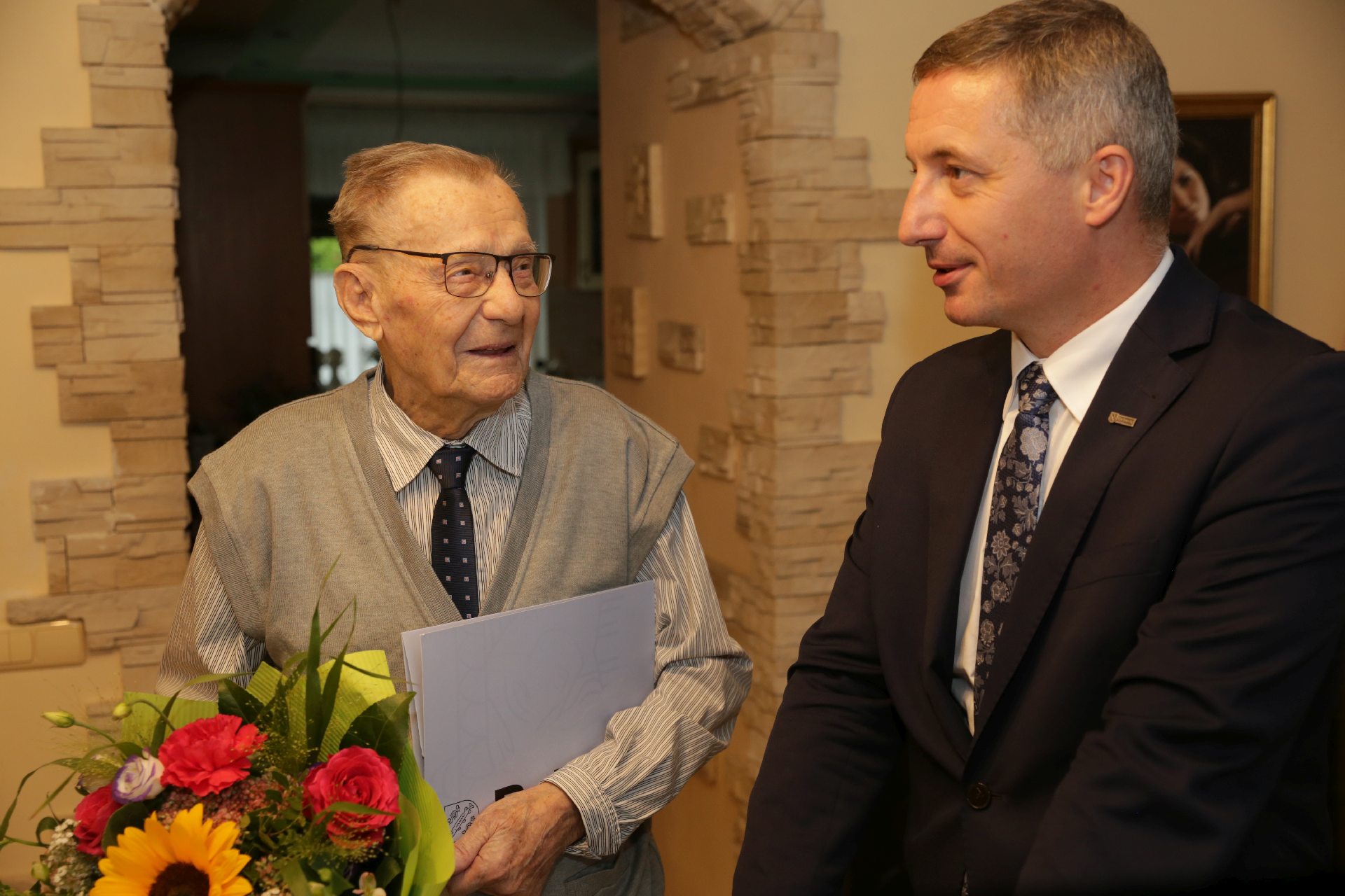 Wczoraj najstarszego rybniczanina odwiedził prezydent Piotr Kuczera Zdj. Wacław Troszka