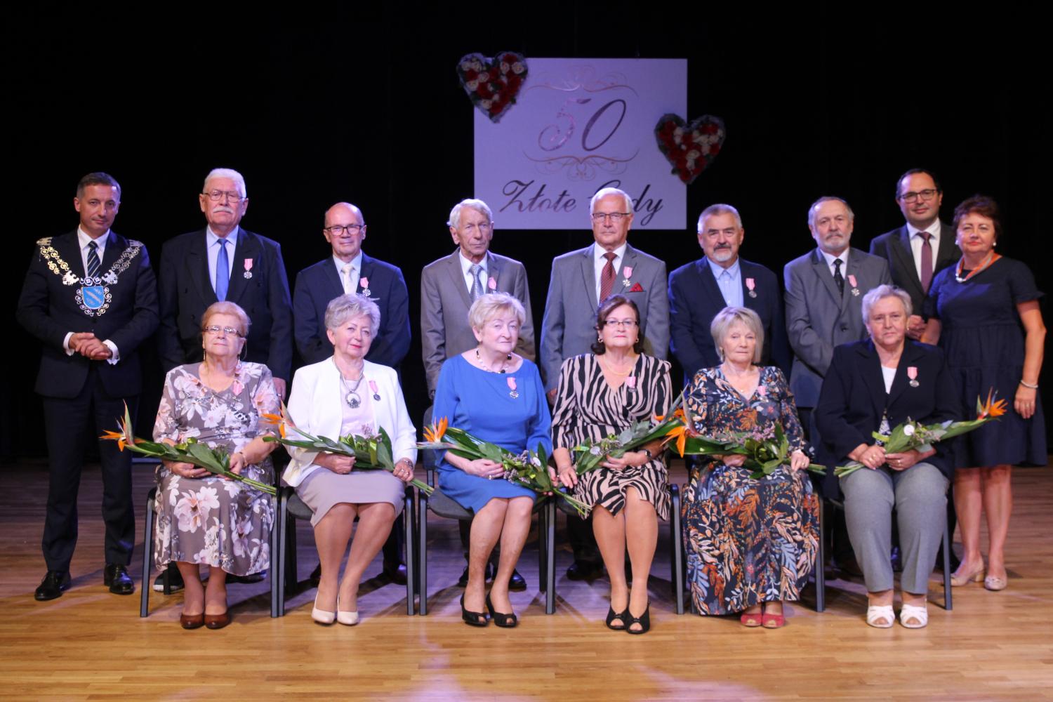 Od lewej: Teresa i Edward Nieszporkowie, Anna i Piotr Powiecka, Barbara i Tadeusz Przybyłek, Henryka i Zdzisław Turkowie, Barbara i Krzysztof Wierzbiccy oraz Teresa i Antoni Wilczkowie. Na zdjęciu również kierownik USC w Rybniku Janina Grabowska, wicewojewoda Michał Kopański oraz prezydent Piotr Kuczera. Zdj. Wacław Troszka