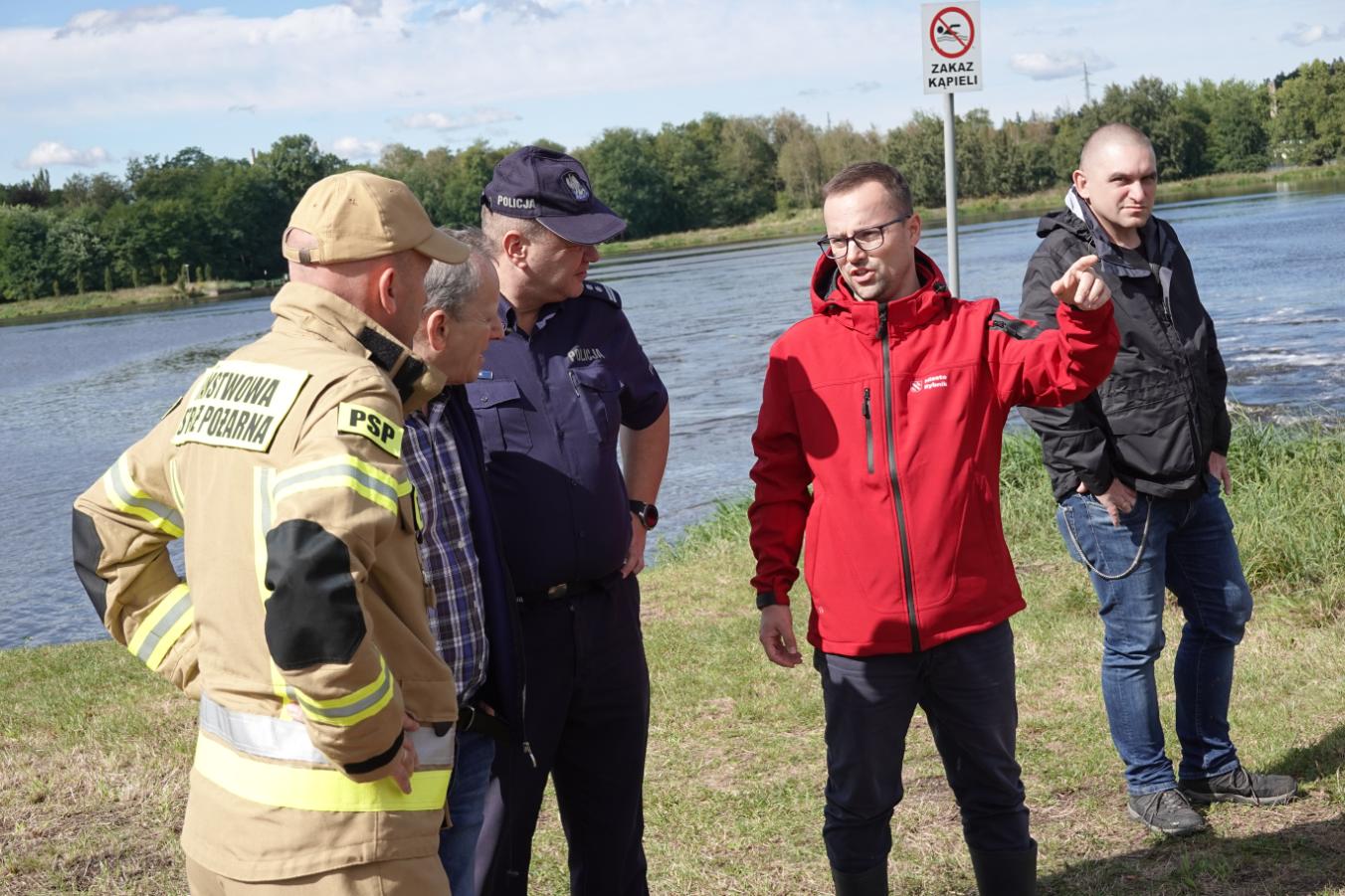 Po południu zdecydowano o rozebraniu konstrukcji tamującej wodę przy Stawie Paruszowiec. Zdj. Aleksander Król