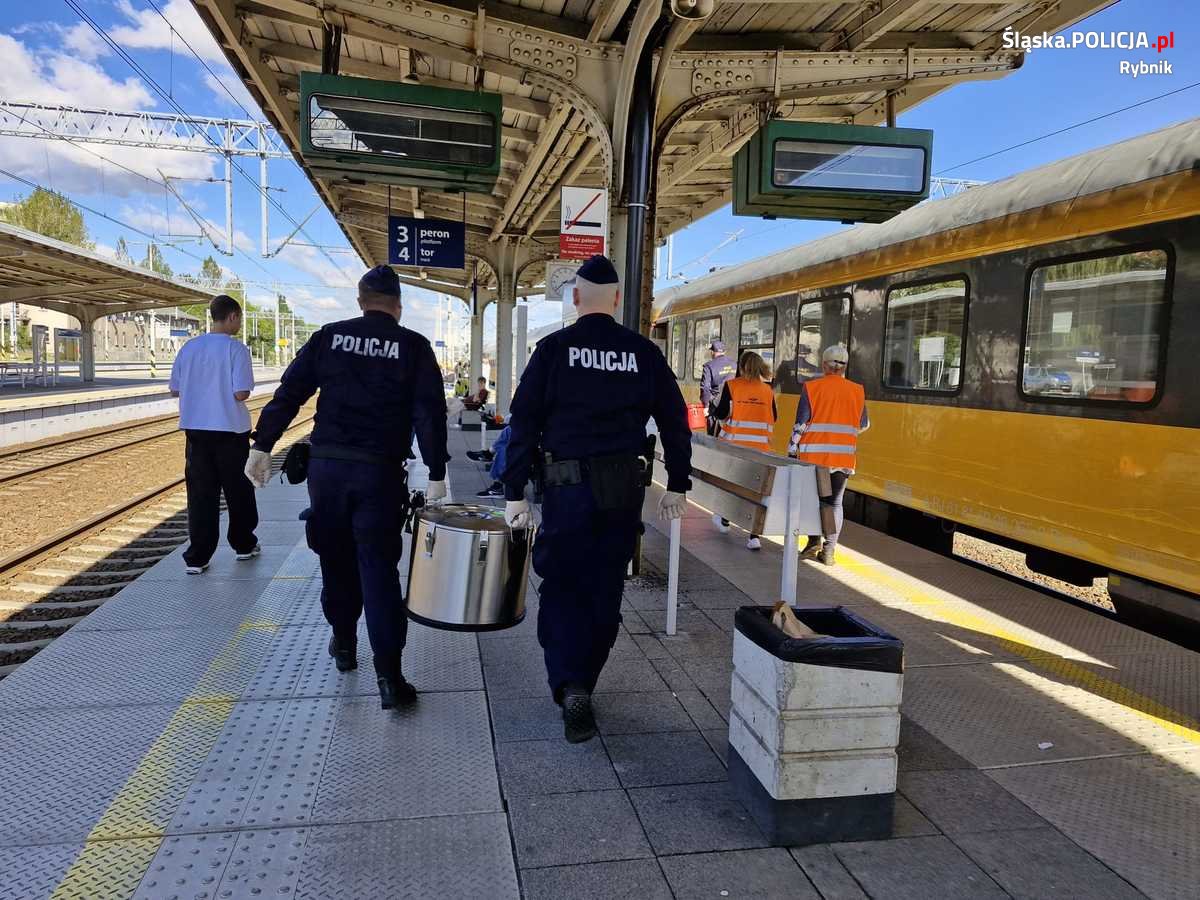 Rybniccy policjanci wraz z innymi służbami i urzędnikami zapewnili pasażerom ciepły posiłek. Zdj. KMP Rybnik