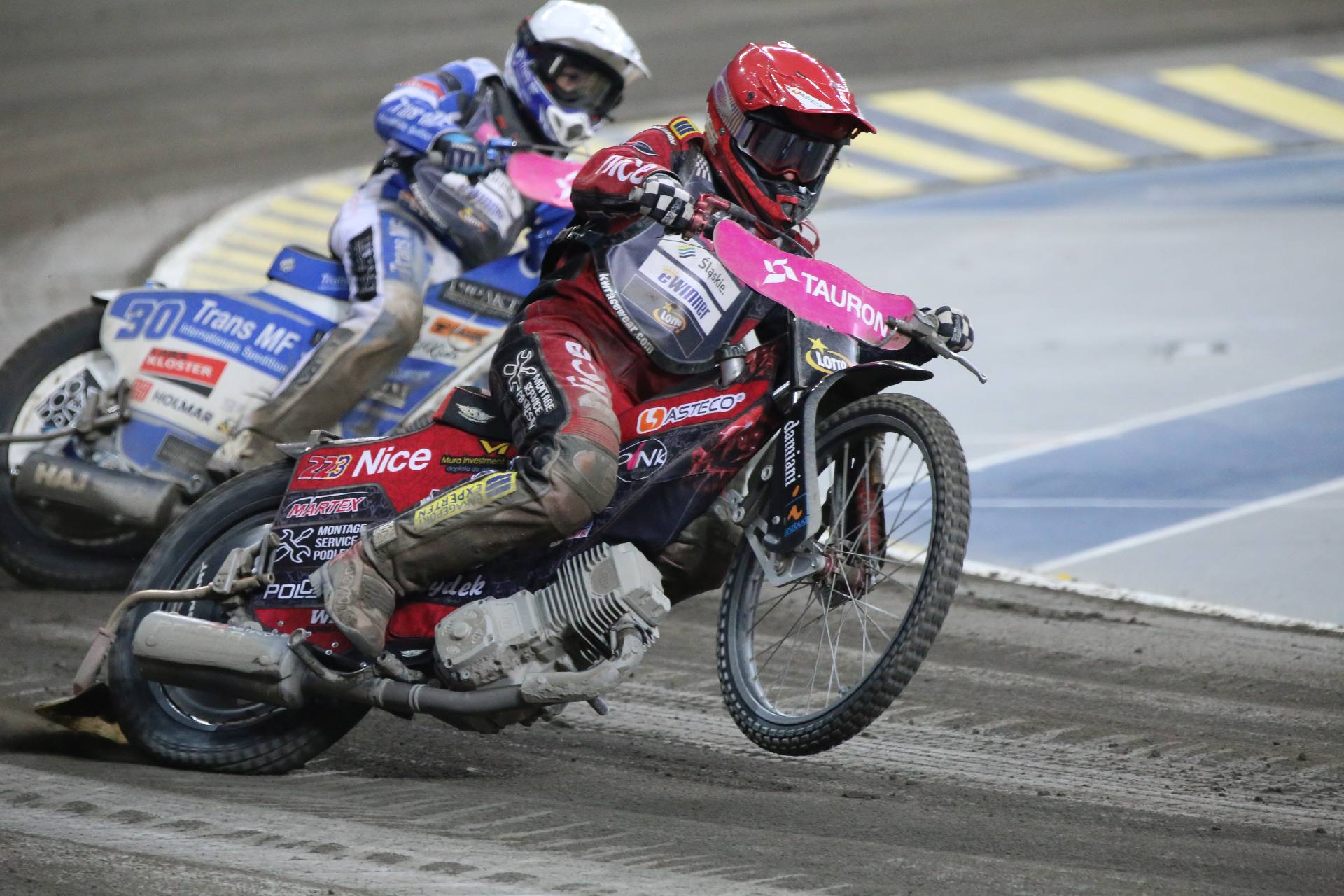 W finale SEC-u, który w roku 2019 również odbył się na Stadionie Śląskim Kacper Woryna w dodatkowm biegu, któregoi stawką był brązowy medal mistrzostw Europy zmierzył się z Leonem Madsenem. Rybniczanin długo prowadził (na zdjęciu), ale przegrał wyścig bo zdefektował mu motocykl Zdj. Wacław Troszka