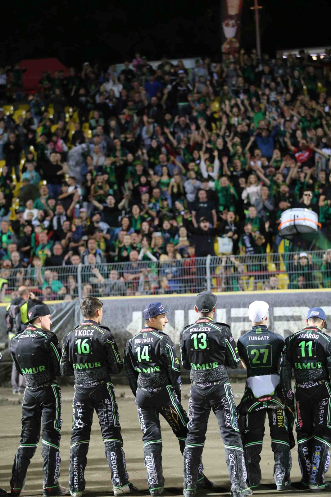 Piątkowy mecz na Stadionie Miejskim przy Gliwickiej oglądał prawie komplet publiczności Zdj. Wacław Troszka