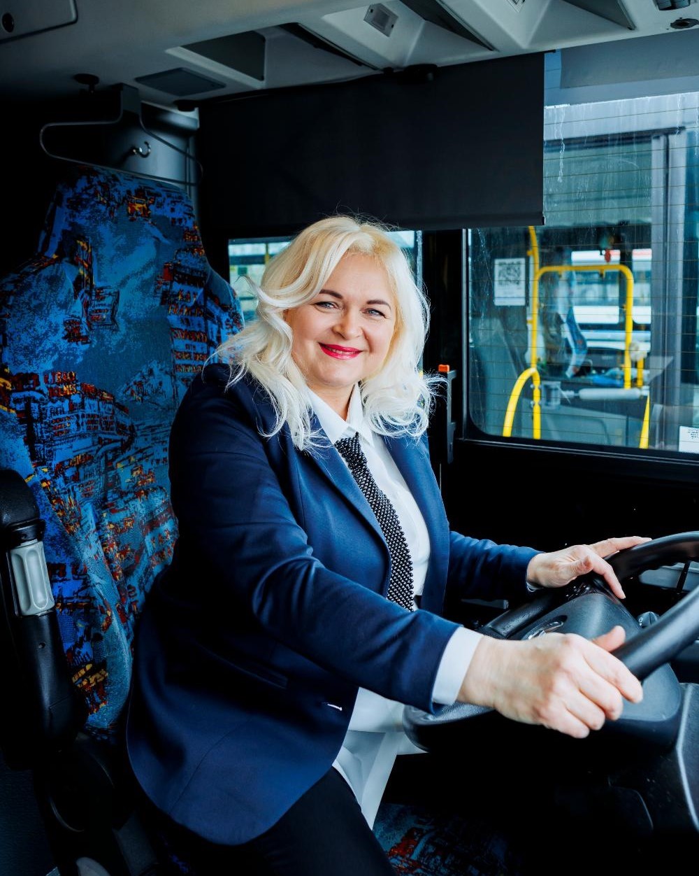 – Nie odnajdę się w żadnym innym miejscu – przekonuje Iwona Gawlik, która od 9 lat jeździ miejskimi autobusami po Rybniku. Zdj. Ola Kubica, fotografka, autorka projektu „Rybnickie kobiety”.