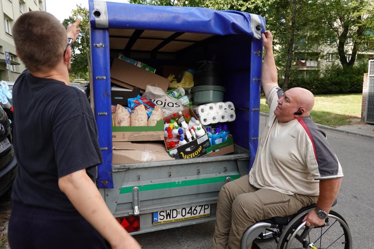 W załadunku pomagali wolontariusze Wspólnego Stołu. Zdj. (D)