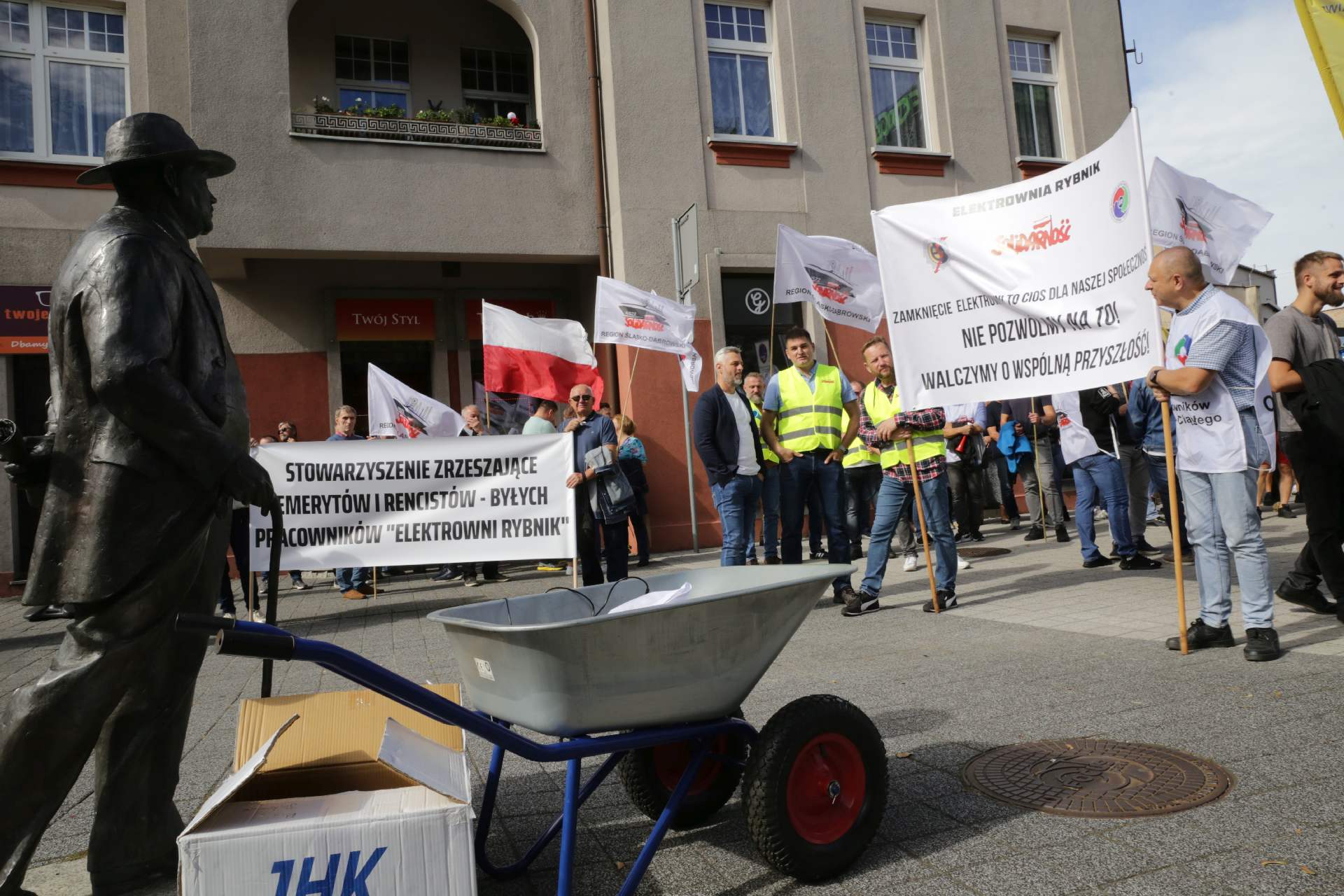 Przeciw planowanemu na koniec przyszłego roku elektrowni Rybnik, protestowali dzisiaj przed urzędem miasta pracownicy, w tym związkowcy elektrowni Rybnik, jej emerytowani pracownicy, a także związkowcy m.in. z rybnickich kopalń Zdj. Wacław Troszka 