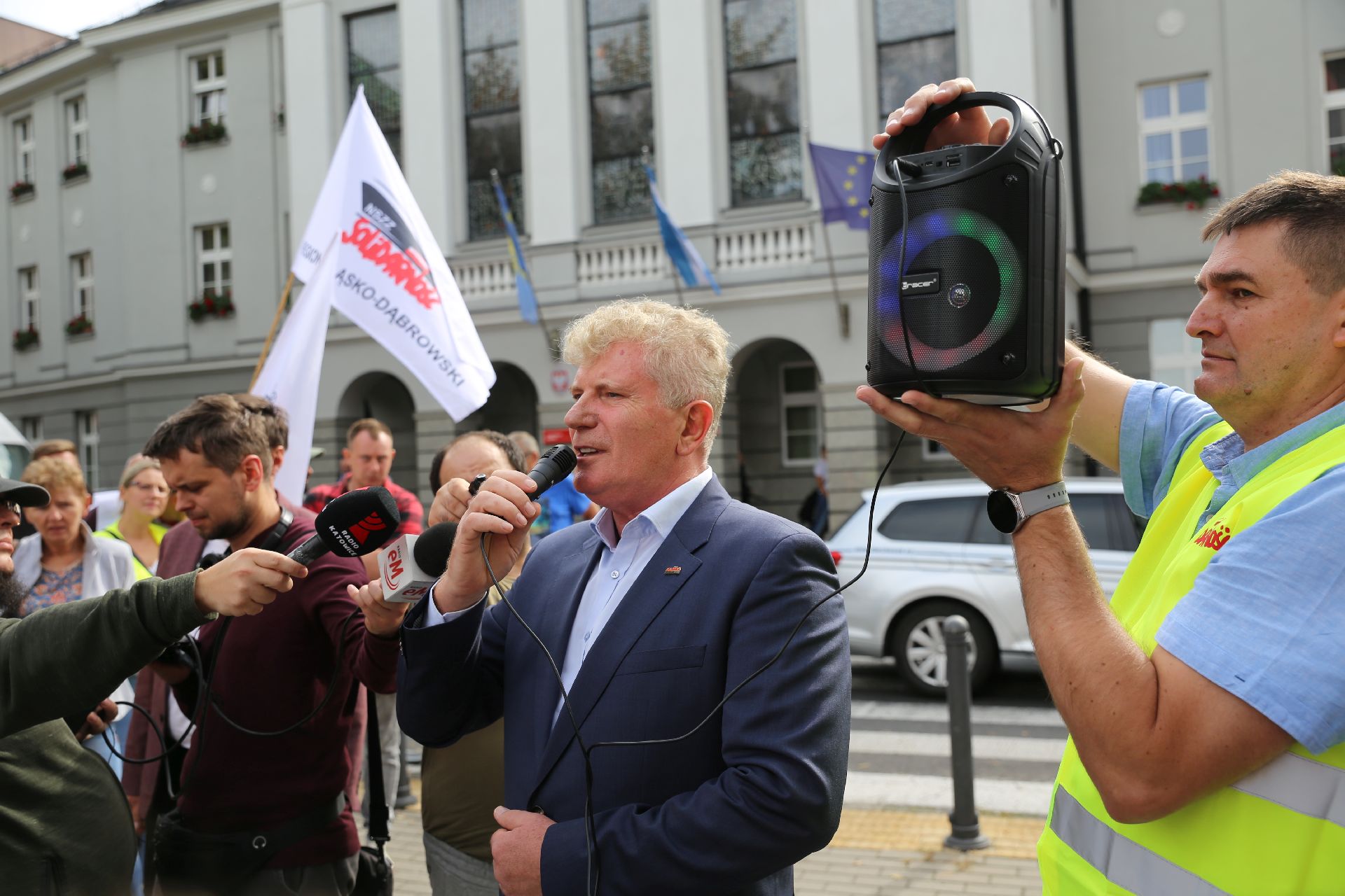 Szef zakładowej "Solidarności" Ireneusz Oleksik po wyjściu z magistartu poinformował protestującyh przed nim pracownikow i związkowców o apelu wystosowanym do premiera przez radnych