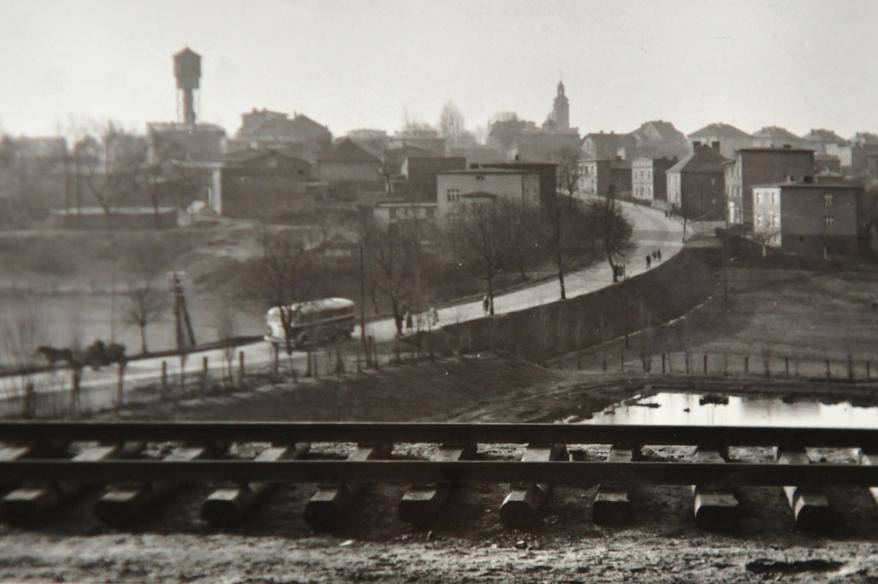 Panorama Chwałowic z wieżą wodną, widziana z nasypu kolejowego na stronę południową. Zdjęcie Pawła Waltera z 1952 roku