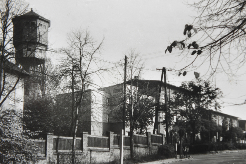 Okolice poczty w Chwałowicach z wieżą wodną w tle.  Zdjęcie Pawła Waltera z 1978 roku