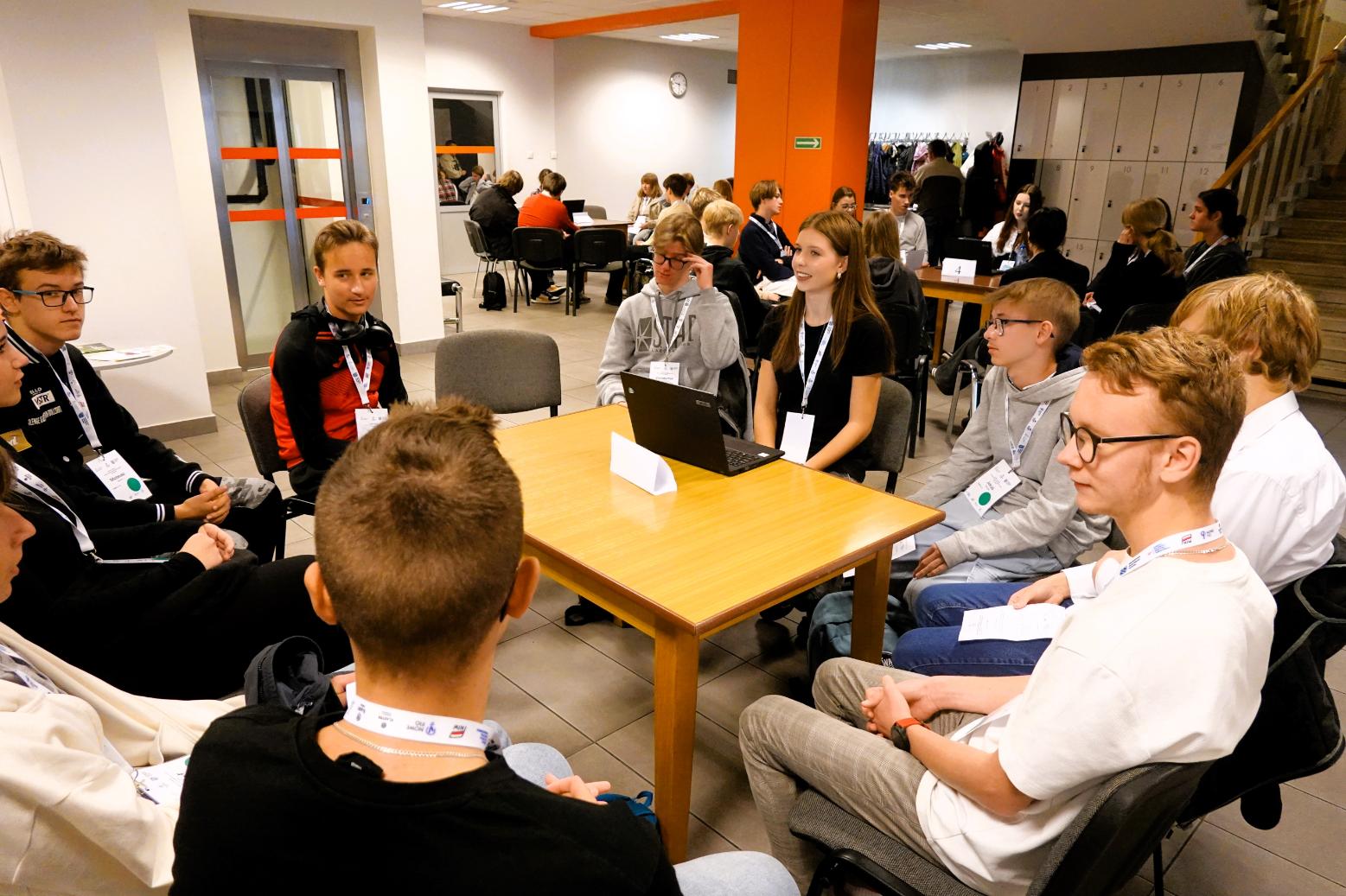 Uczniowie pracowali w grupach przy stolikach rozłożonych w całej bibliotece. Zdj. AK