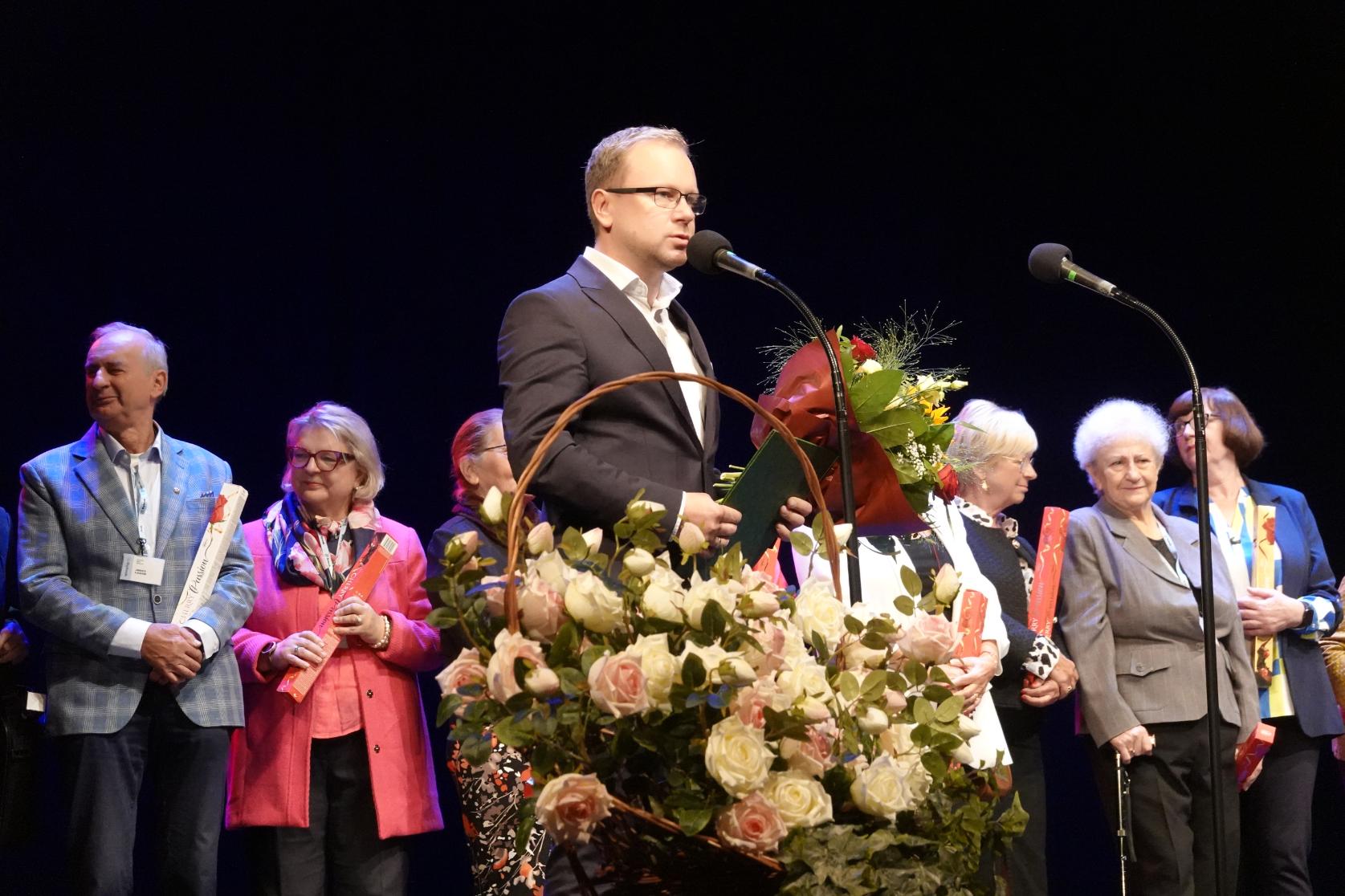 Seniorzy są jak latarnia morska, prowadząca nas przez burze życia - mówił Łukasz Kłosek. Zdj. Aleksander Król