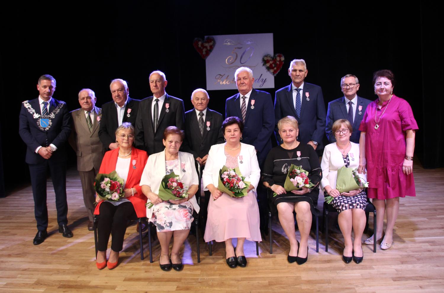 Na zdjęciu od lewej: Zofia i Bogusław Tomaszko, Alicja i Andrzej Wawoczni, Anna i Stanisław Sobikowie, Janina i Janusz Pytlikowie oraz Eugenia i Stanisław Konskowie. Na zdjęciu również kierownik USC w Rybniku Janina Grabowska i prezydent Piotr Kuczera, a obok niego panowie: Bolesław Zdrzałek (żona Weronika nie była obecna na uroczystości) i Zbigniew Szczerbicki (żona Anna również była nieobecna). Zdj. Zofia Borkowska