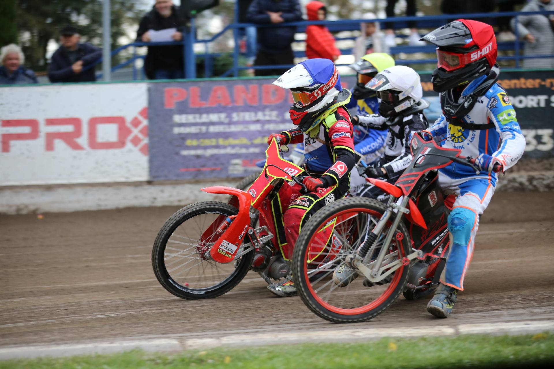 Pierwszy wiraż finałowego wyścigu rybnickiego finału IMP. Na zdjęciu: Wiktor Klecha (kask czerwony), Mieszko Mudło (niebieski), Franciszek Szczyrba (biały) i Bartosz Byszewski (żółty) Zdj. Wacław Troszka