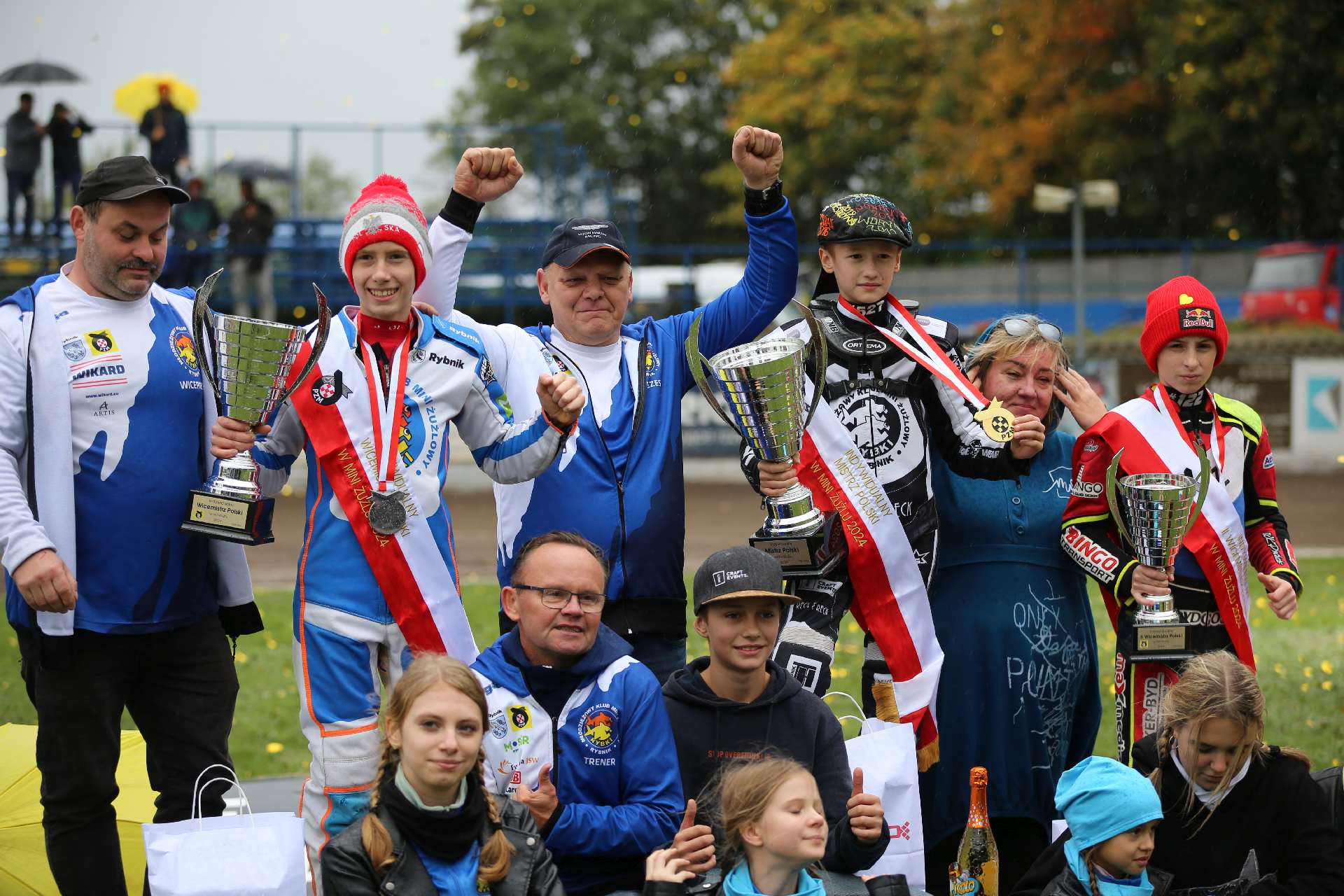 Rybnickie podium IMP. Na zdjęciu oprócz medalistów również m.in.: trener Adam Pawliczek i członkowie zarządu Rybek Rybnik: prezes Aleksander Szołtyzek (w środku), wiceprezes Agnieszka Kozielska i członek zarządu Andrzej Kozielski oraz ubiegłoroczny mistrz Polski Krzysztof Harendarczyk Zdj. Wacław Troszka