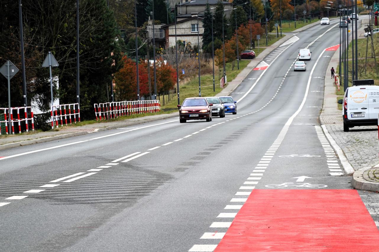 Nowe pasy dla rowerzystów na Żorskiej gotowe. Zdj. AK