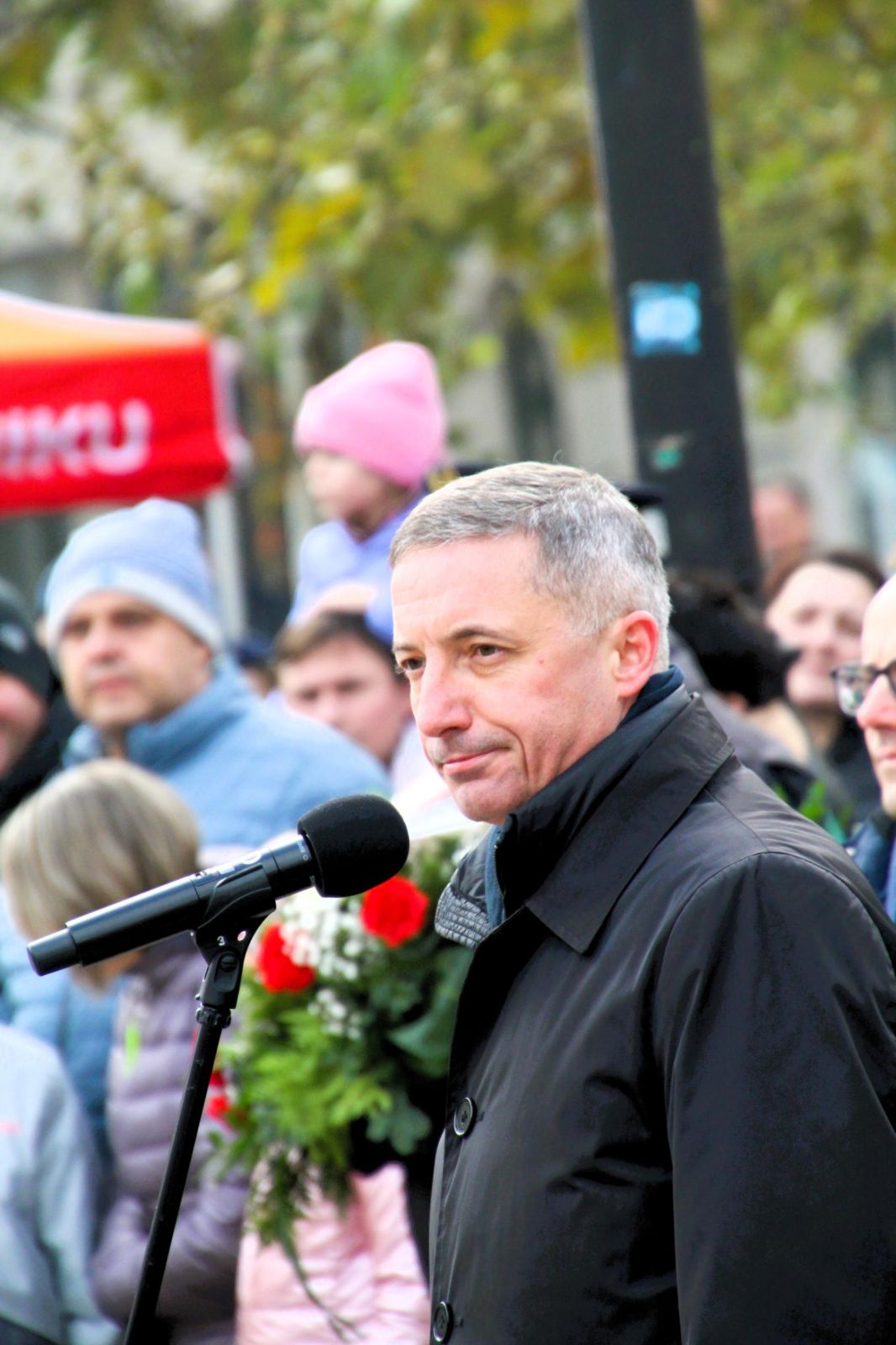 Dziś, kiedy u naszych najbliższych sąsiadów trwa pełnoskalowa wojna, kiedy świat wstrząsany jest coraz to nowymi konfliktami zbrojnymi i niepokojami. Kiedy nasze społeczeństwo coraz bardziej się polaryzuje, to historyczne dziedzictwo jest nam niezwykle potrzebne, by odpowiedzialnie tworzyć teraźniejszość i przyszłość - mówił Piotr Kuczera. Zdj. Michał Cieciura