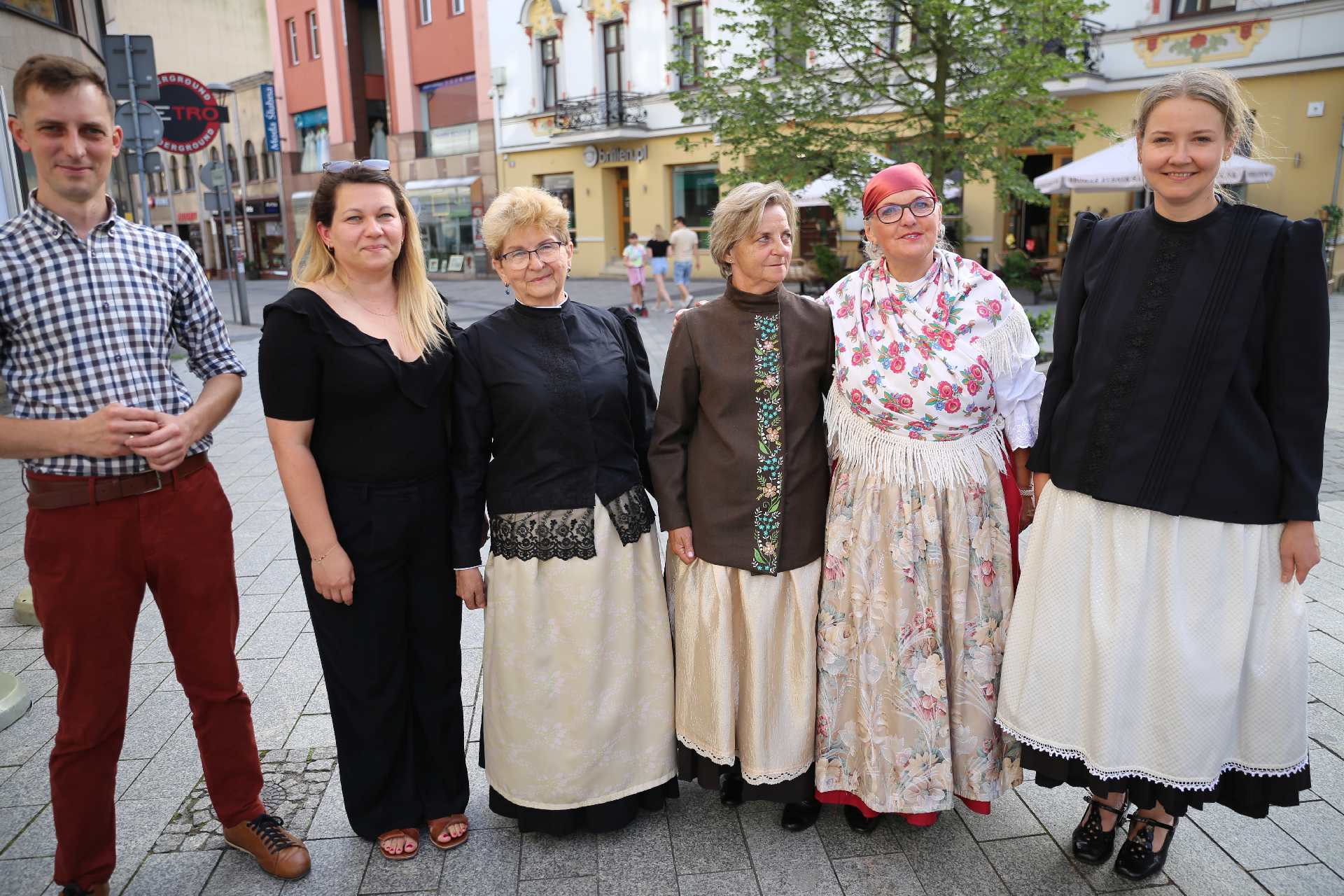 Końcowy efekt histryczno-krawieckiego projektu prezentują jego uzestniczki. Na zdjęciu od lewej: Adam Grzegorzek, Katarzyna Rząsa z Superfundacji oraz Marianna Wyłupek, Mieczysława Pomagalska, Cecylia Pawtel, Agnieszka Siedlaczek Zdj. Wacław Troszka