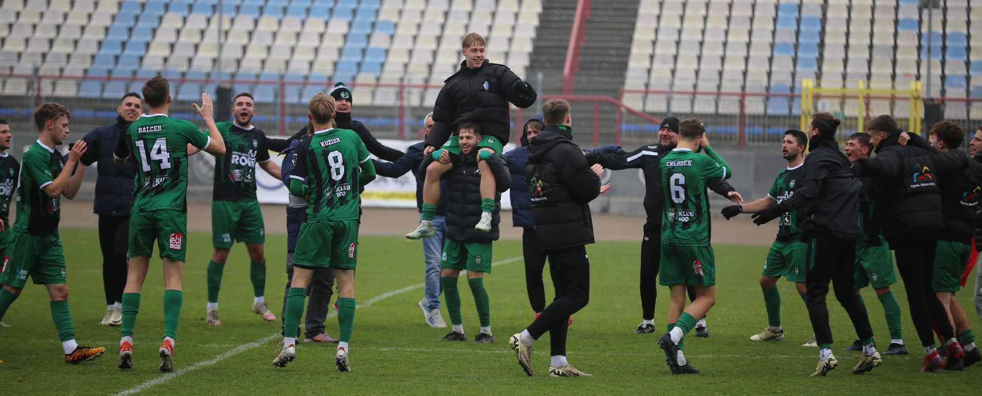 Tak cieszyli się w sobotę z pierwszego po dłuższej przerwie zwycięstwa pilkarze ROW-u Rybnik. Na ramionach Jakuba Wróbla Jakub Szczepanik Zdj. Wacław Troszka 