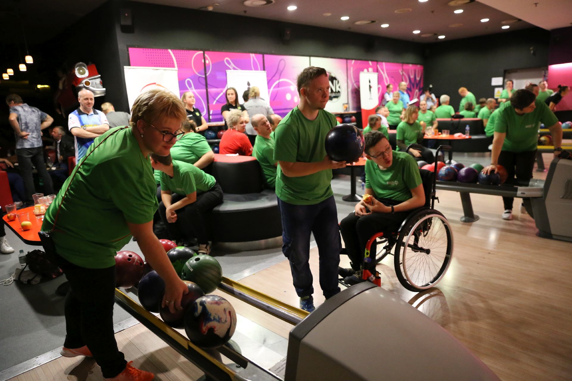 Sportowcy z polskich klubów Olimpiad Specjalnych przez trzy dni będą też rywalizować a turnieju bowlingowym w klubie Pink w centum handlowym Plaza Zdj. Wacław Troszka (archiwum)