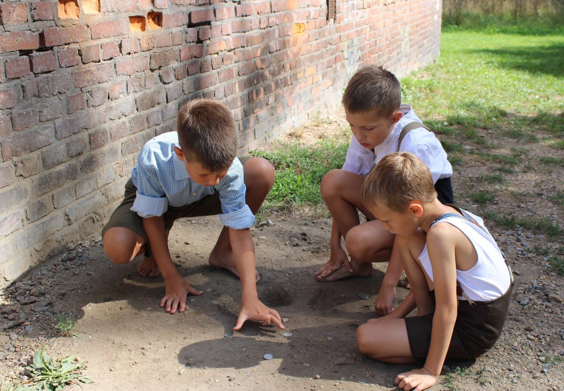 Udało się odtworzyć podwórkowe gry, w które dawniej bawiły się dzieci na chwałowickich familokach. Zdj. Arch. pryw.