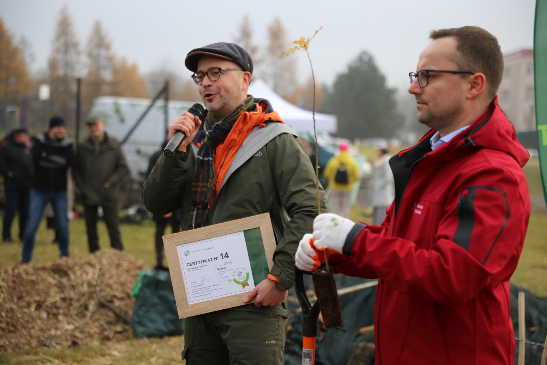 Kacper Jakubowski (po lewej) z Forest Maker, który zaprojektował rybnicki mikrolas wręczył wiceprezydentowi Wojciechowi Kiljańczykowi stosowny certyfikat Zdj. Wacław Troszka