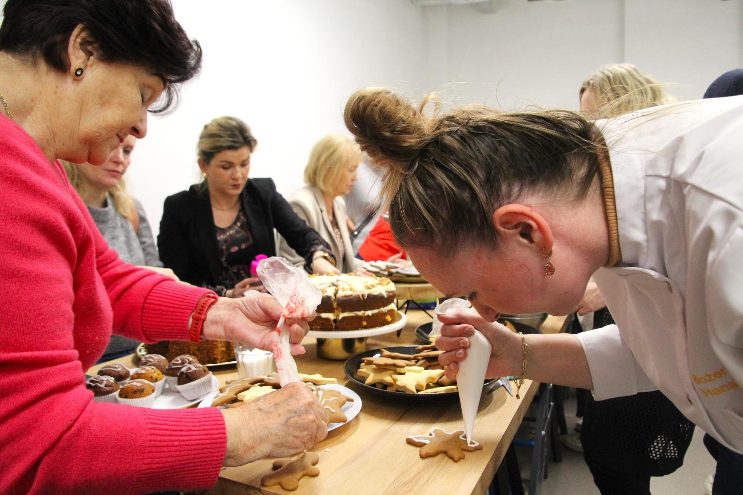 Dla uczestników Dnia Wolontariusza w Niewiadomiu przygotowano również warsztaty kulinarne z Bożeną Hanak-Michalską, uczestniczką programu MasterChef. Zdj. (S)