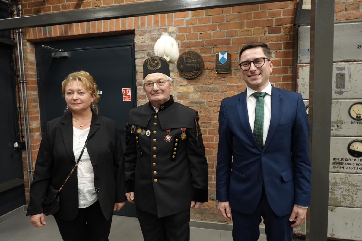 Alojzy Szwachuła wspólnie z Markiem Gołoszem, dyrektorem Zabytkowej Kopalni Ignacy, oraz Katarzyną Buchalik, wieloletnią współpracowniczką stowarzyszenia, zawiesił tablicę Nagrody Europa Nostra, przy wejściu do budynku maszynowni Szybu Kościuszko. Zdj. (D)