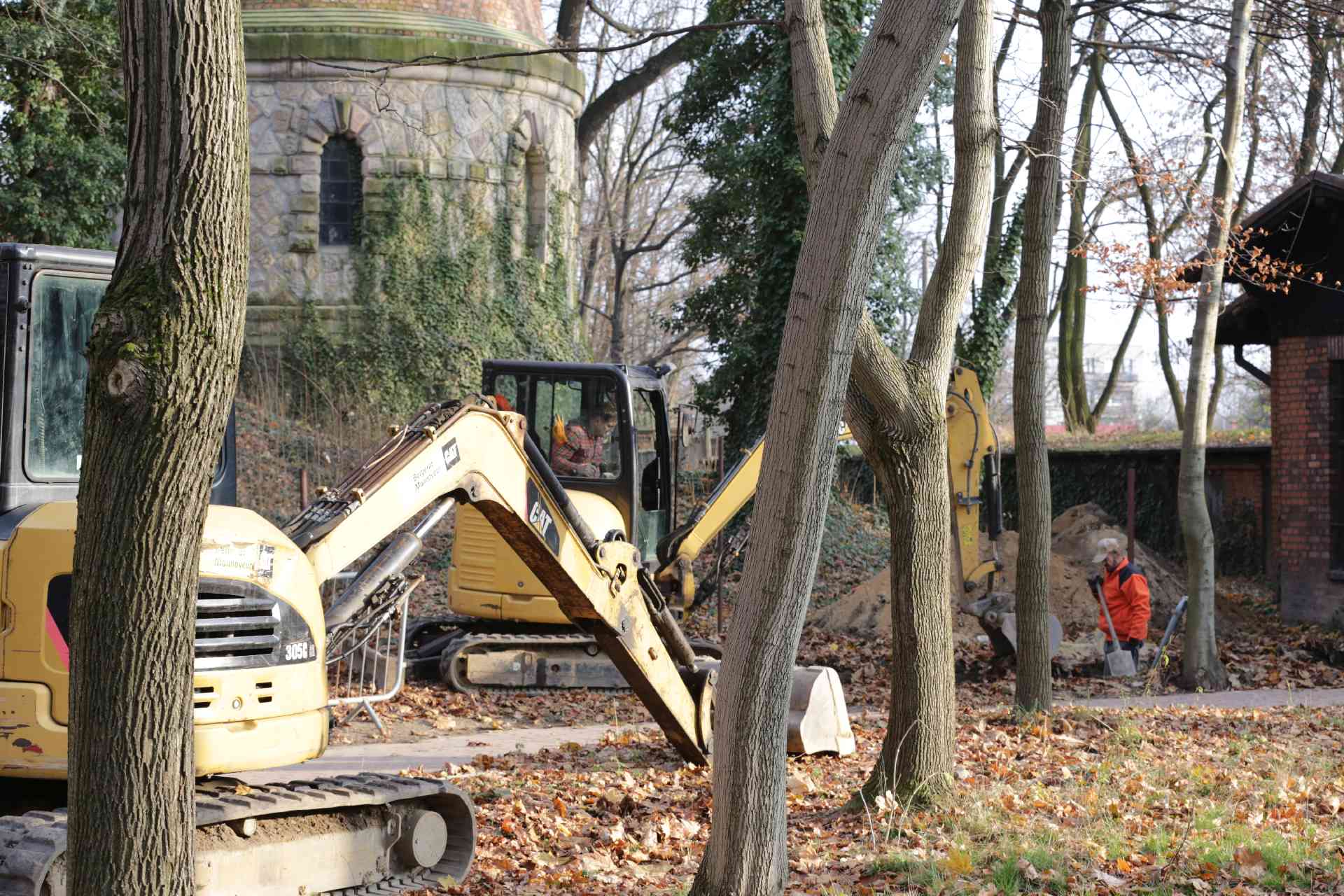 Aktualnie na terenie szpitala psychiatrycznego trwa m.in. modernizacja sieci wodociągowej Zdj. Wacław Troszka