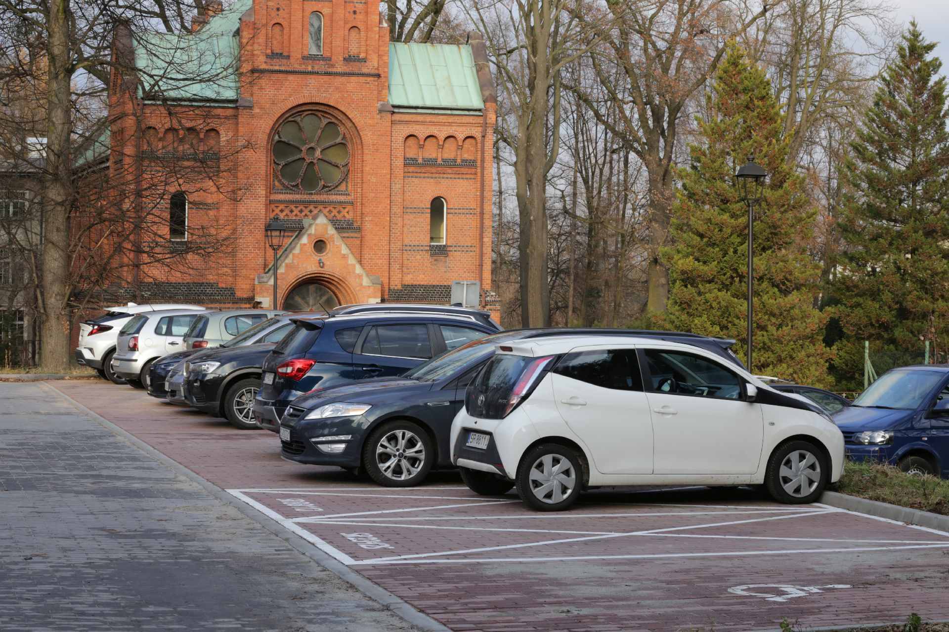 Niedawno do użytku oddano nowy parking, który zbudowano w sąsiedztwie szpitalnego kościoła Zdj. Wacław Troszka