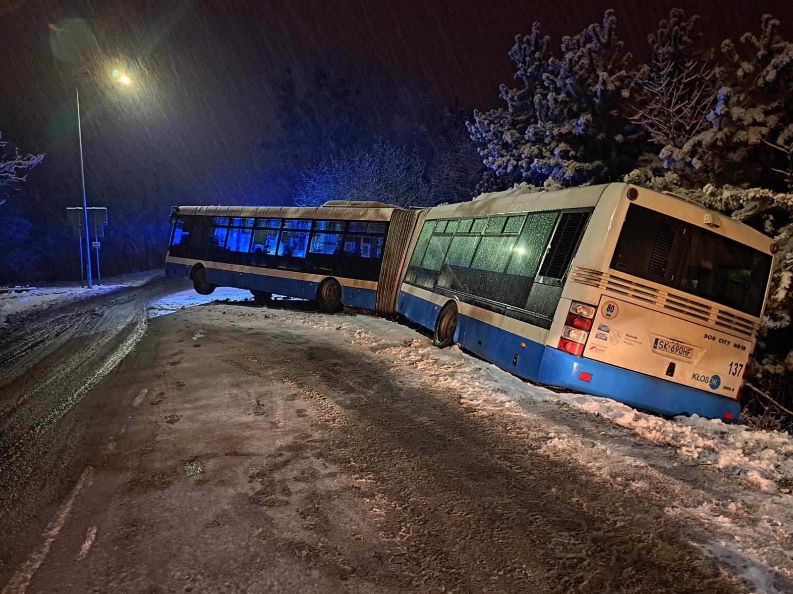 Kierowca nie dostosował prędkości do warunków. Zdj. policja