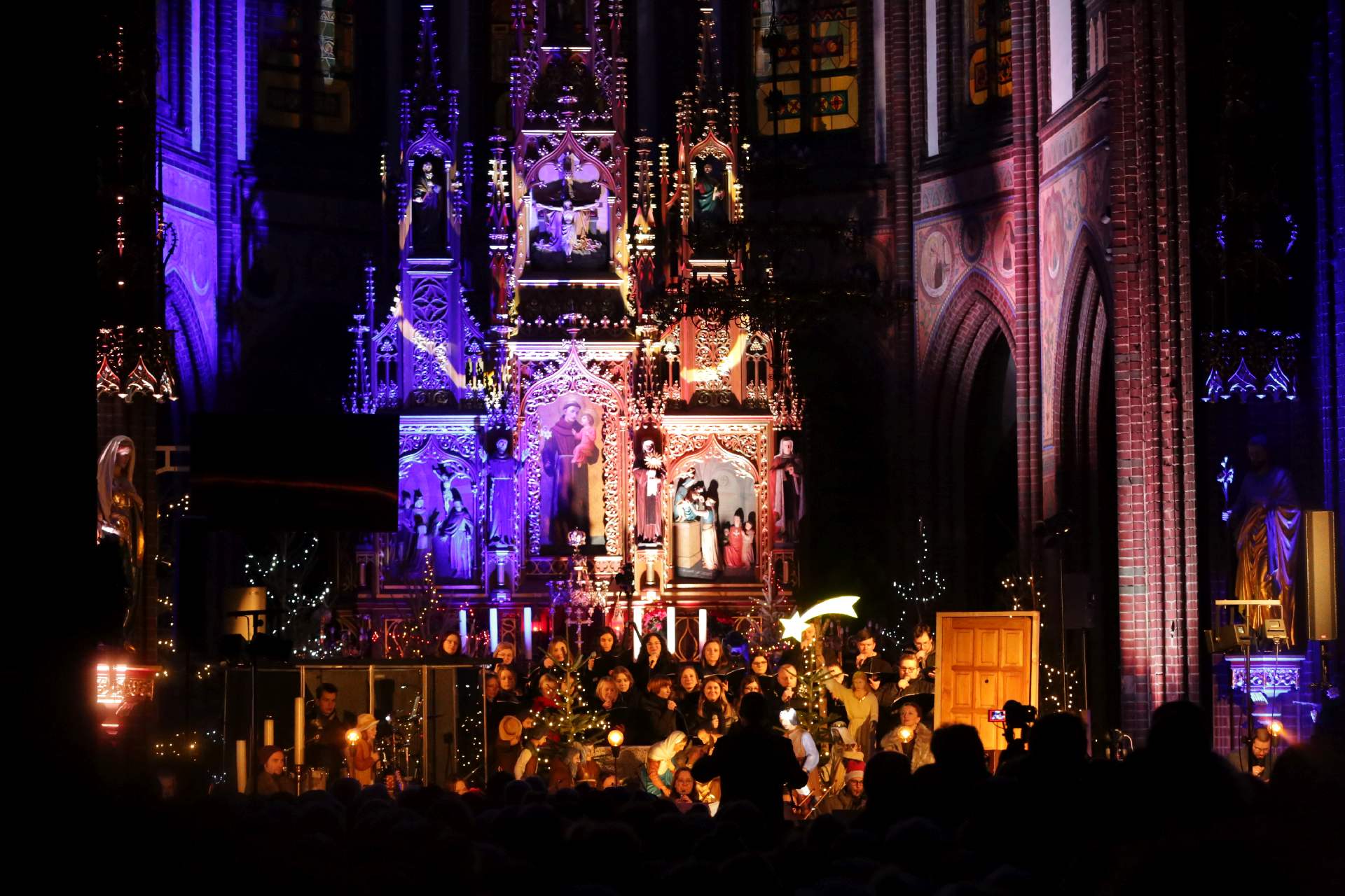 "Rybnickie Betlejem" publiczność zobaczyła w wyjątkowej scenerii rybnickiej bazyliki z wyjątkową iluminacją Zdj. Wacław Troszka