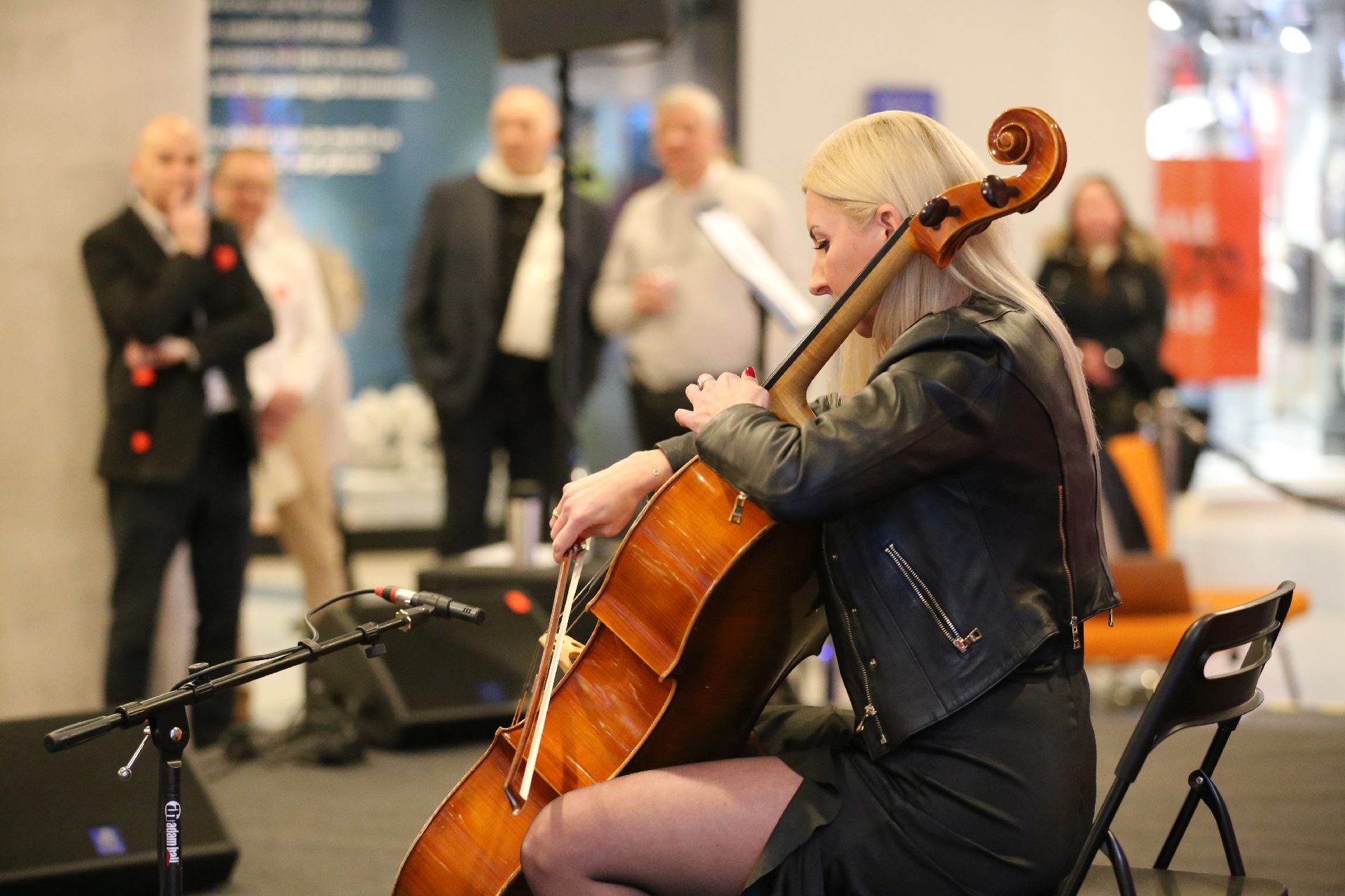 Jedyną instrumentalistką w gronie wykonawców była wiolonczelistka Bogusława Kobeszko, rzecznik prasowa rybnickiej policji Zdj. Wacław Troszka