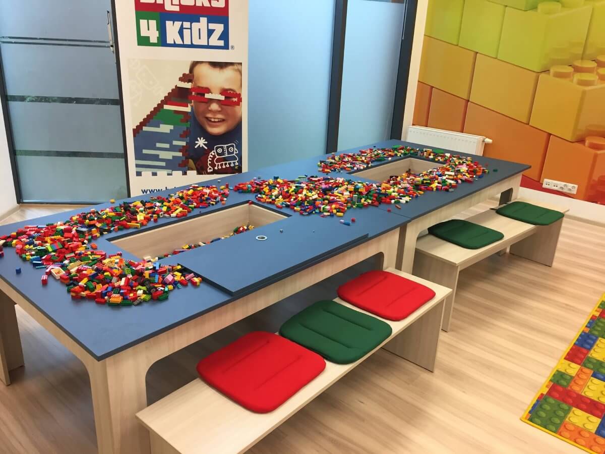 Warsztaty z wykorzystaniem klocków LEGO łączą w sobie zabawę z nauką. Zdj. Bricks 4 Kidz