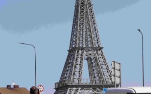 Mała wieża Eiffla stanęła na rybnickim Paryżu (15)