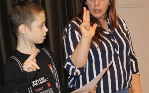 Anita Zelek uczy języka migowego