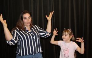 Anita Zelek uczy języka migowego