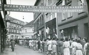 Uczestnicy pochodu na ul. Sobieskiego i Powstańców, lata 60.-70.