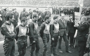 Rybnik, 21 września 1969. Prawdziwe okazały się hasła na bardzo wtedy popularnych transparentach, przynoszonych przez kibiców na stadion:  „Na rybnickim torze tylko Polska wygrać może”.
