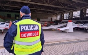 Policja na lotnisku w Gotartowicach (3)