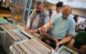 Pierwszy po trzyletniej przerwie Vinyl Swap  w rybnickiej bibliotece (4)