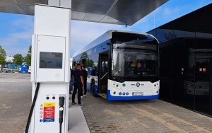 Tankują autobusy na stacji wodorowej w Rybniku (2)