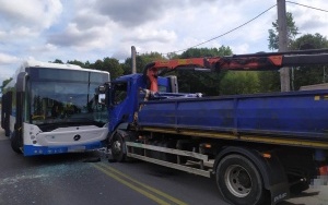Zderzenie autobusu i tira w Rybniku na Mikołowskiej (1)