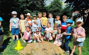 Dzieci z Przedszkola nr 41 na Nowinach zakopały kapsułę czasu. (2)