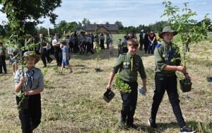 Posadzili w Zamysłowie 100 drzew na 100-lecie Hufca ZHP Ziemi Rybnickiej (5)