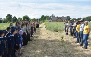 Posadzili w Zamysłowie 100 drzew na 100-lecie Hufca ZHP Ziemi Rybnickiej (1)